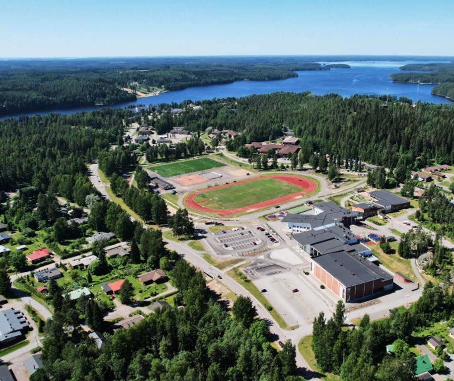 Ruokolahti ylhäältä kuvattuna. Kuvassa näkyy urheilukenttä ja taustalla järveä.